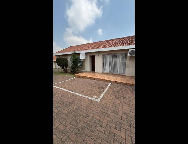 3 BEDROOM TOWNHOUSE FOR SALE IN VANDERBIJLPARK SE 3